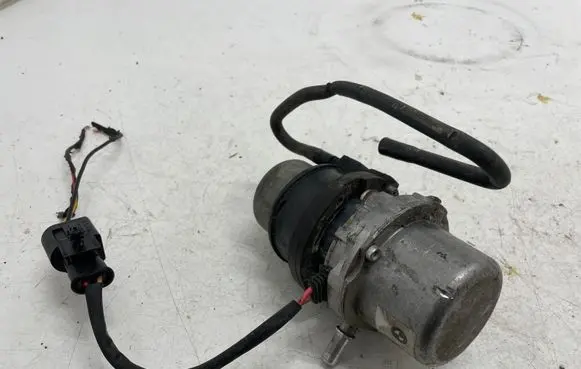 BMW 3 G20 G21 Vacuum pump 6880628