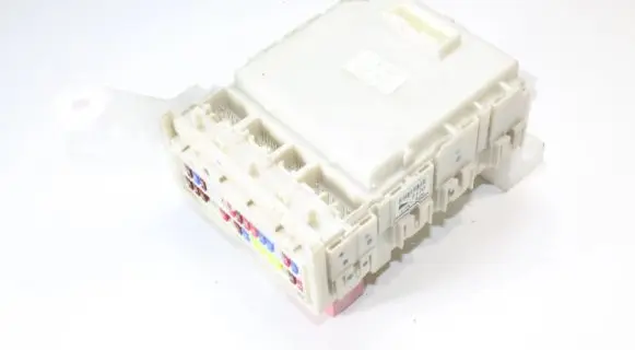 Toyota Auris 150 Fuse module 8273002120A 8273002120
