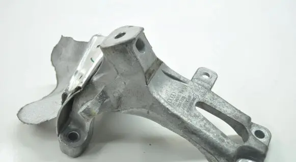 Engine mounting bracket