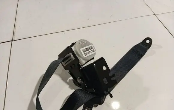 Mazda 3 II Rear seatbelt C7101911