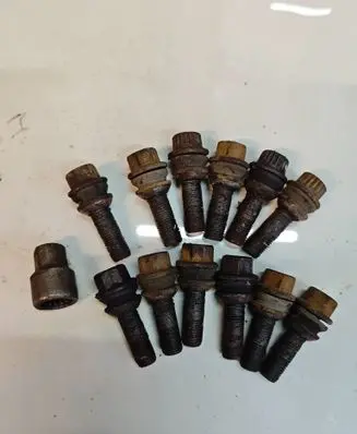 Volkswagen Touareg I Nuts/bolts 
