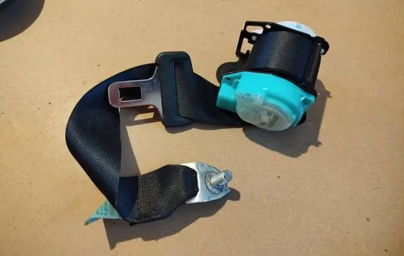 Mazda 3 II Middle seatbelt (rear) 0438091 C7102011 C7319