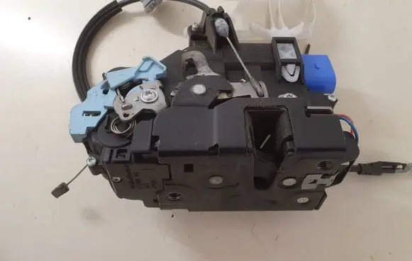 Volkswagen Caddy Front door lock 3D1837015AB