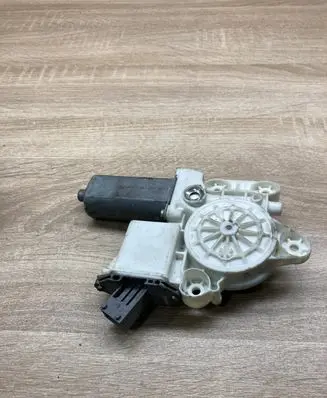 Toyota Avensis T250 Rear door window regulator motor 0130822032 999060101