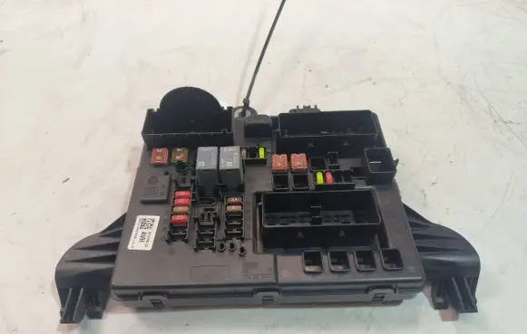Opel Insignia A Relay mounting block 2273776603