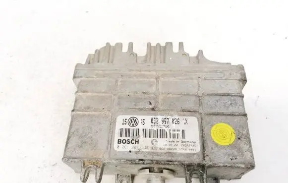 Volkswagen Golf III Engine control unit/module 0261203647