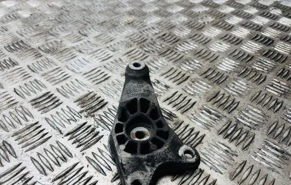 Audi A4 S4 B7 8E 8H Gearbox mounting bracket 8E0399105DE
