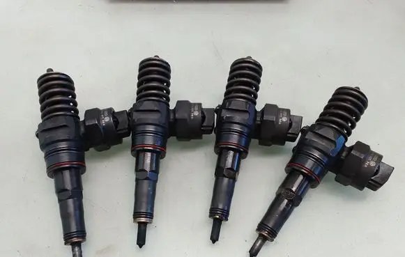 Seat Altea XL Fuel injectors set 038130073F