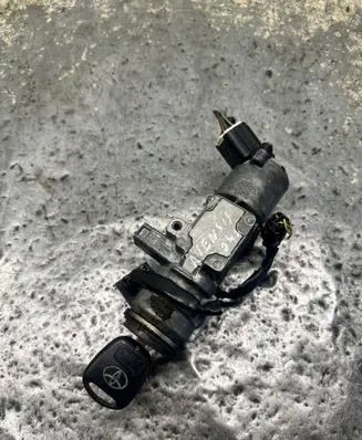 Toyota Avensis T250 Ignition lock N05015178