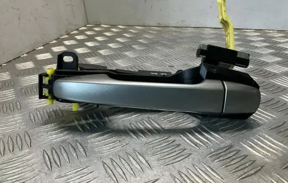 Toyota Avensis T270 Rear door exterior handle