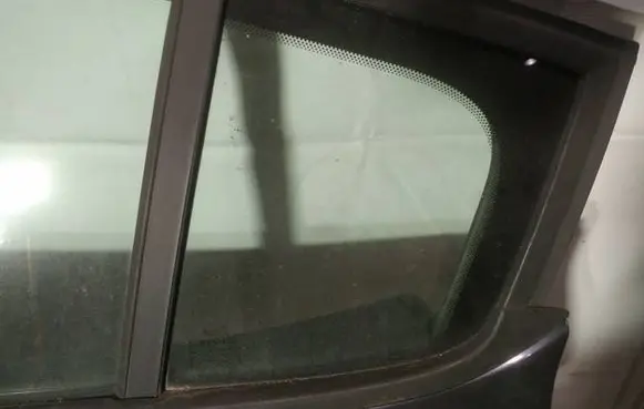 Renault Megane III Rear vent window glass as2