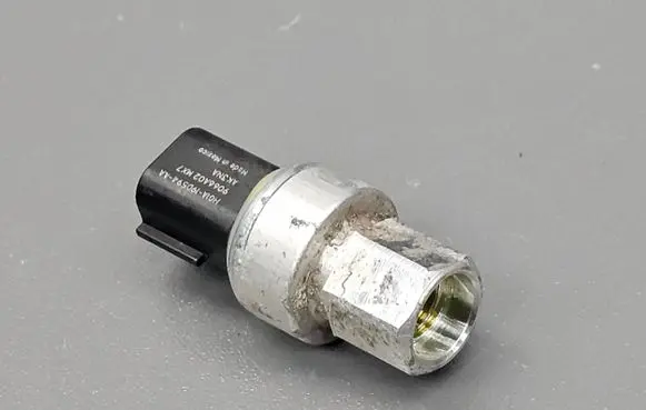 Ford Fiesta Air conditioning (A/C) pressure sensor HG1A19D594 HG1A19D594AA