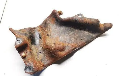 Volkswagen Touareg I Engine mounting bracket 