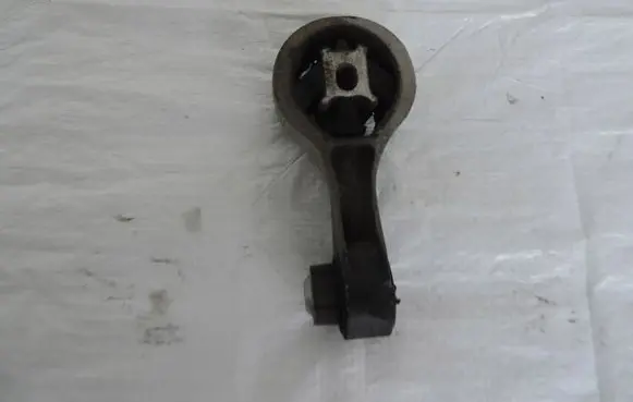 Opel Vivaro Engine mount vacuum valve 8200404271A