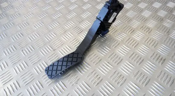 Accelerator throttle pedal