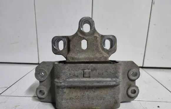 Skoda Octavia Mk2 (1Z) Engine mount bracket 1K0199555