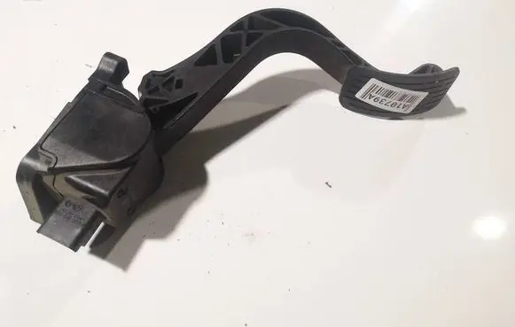 Accelerator throttle pedal