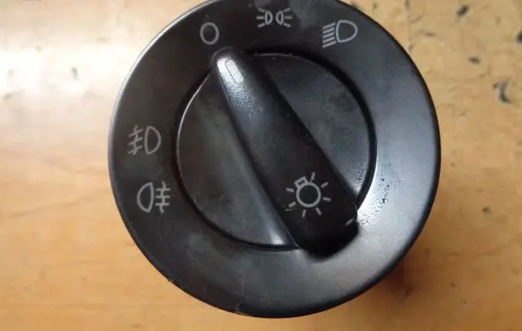 Skoda Fabia Mk2 (5J) Light switch