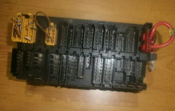 Volkswagen PASSAT B5 Fuse box set 357937039