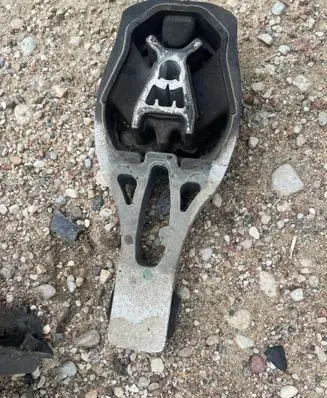 Peugeot 308 Engine mount bracket 9811786680