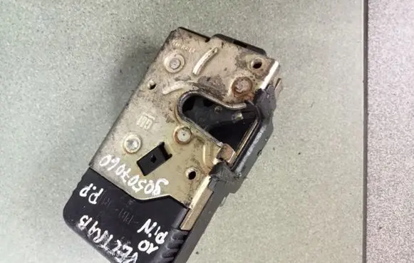 Opel Vectra B Front door lock 90507060AD