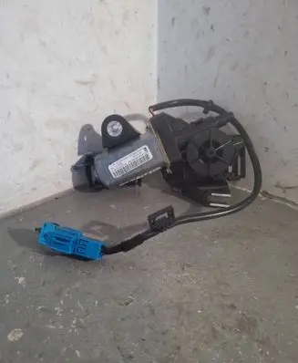 Mercedes-Benz C W205 Seat belt adjustment motor A2058600282 6682998