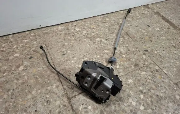 Volvo S60 Front door lock 31301738