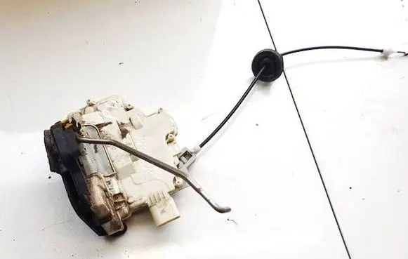 Seat Exeo (3R) Front door lock