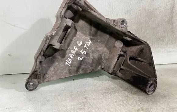 Volkswagen Touareg I Generator/alternator bracket 070903143C