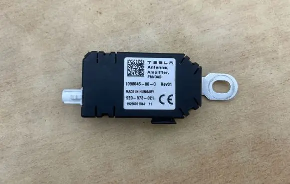 Tesla Model 3 Aerial antenna amplifier 109804600C