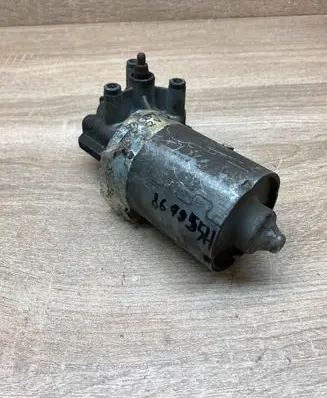 Volkswagen PASSAT B4 Wiper motor 402511