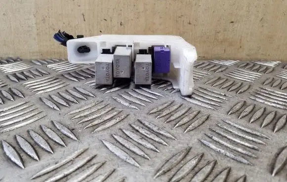 Toyota Avensis T270 Relay mounting block 