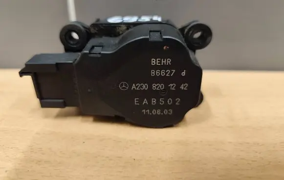 Mercedes-Benz C W203 Air flap motor/actuator A2308201242 B6627 EAB502