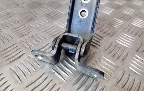 Suzuki Grand Vitara II Front door upper hinge