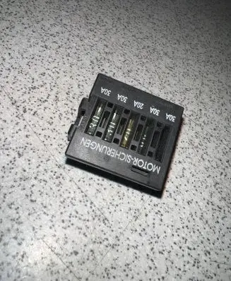 BMW 7 E38 Fuse module 1740558
