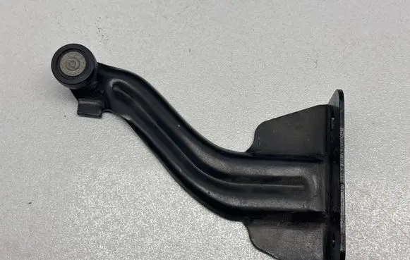 Chrysler Pacifica Sliding door upper roller guide/hinge VR024