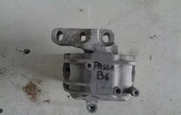 Volkswagen PASSAT B6 Engine mount bracket 1K0199262M