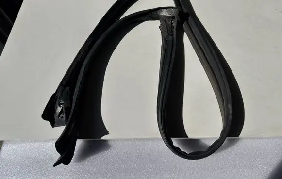 Ford Mustang VI Front door rubber seal FR3B7652252A