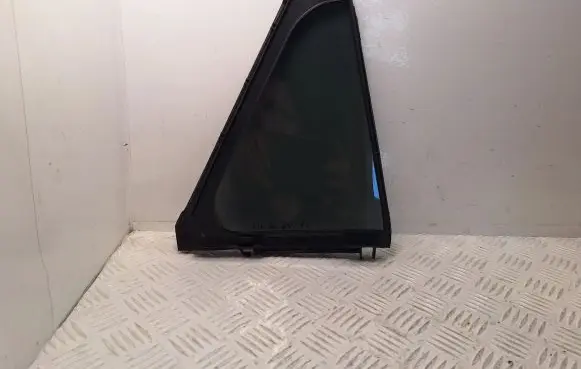 Toyota Avensis T270 Rear vent window glass 6812405110 6818905070