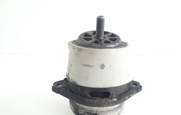 Volkswagen Touareg I Engine mount bracket 7L6199131C