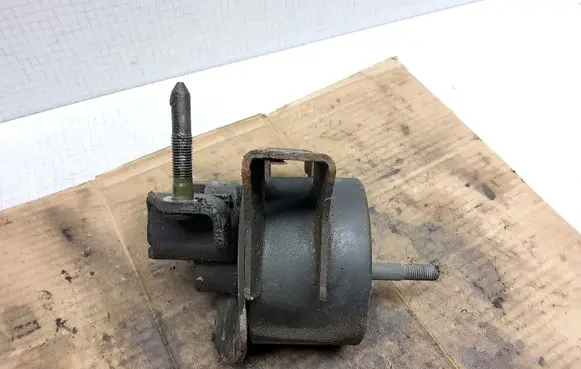 Nissan Primera Engine mount bracket