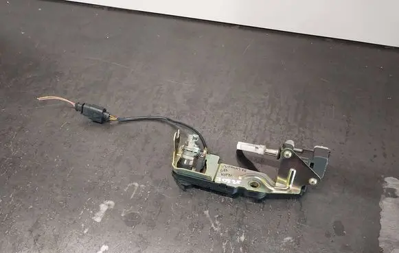 Volkswagen PASSAT B5 Tailgate exterior lock 3B9827297A 3B5827061C 3B0959781D