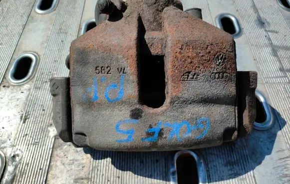 Volkswagen Golf V Front brake caliper