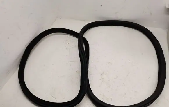 BMW X6M F86 Rear door rubber seal (on body) 7317822