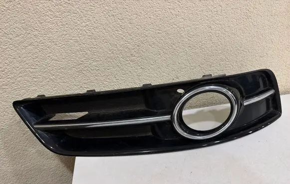 Audi A3 S3 8P Front fog light trim/grill 8P0807682J