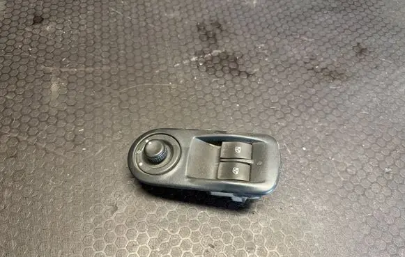 Opel Vivaro Electric window control switch 8200011867 N29181 9116523