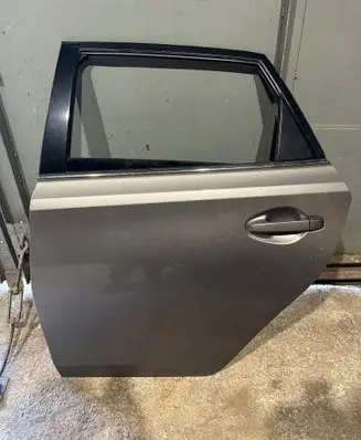 Toyota Auris E180 Rear door