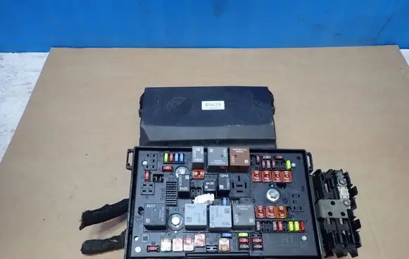 Opel Astra J Fuse module 13343763 1110084AC 1322