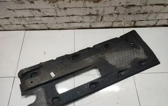 Volkswagen Golf V Engine splash shield/under tray
