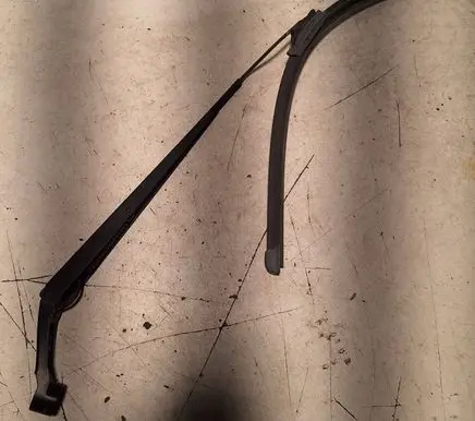 Front wiper blade arm